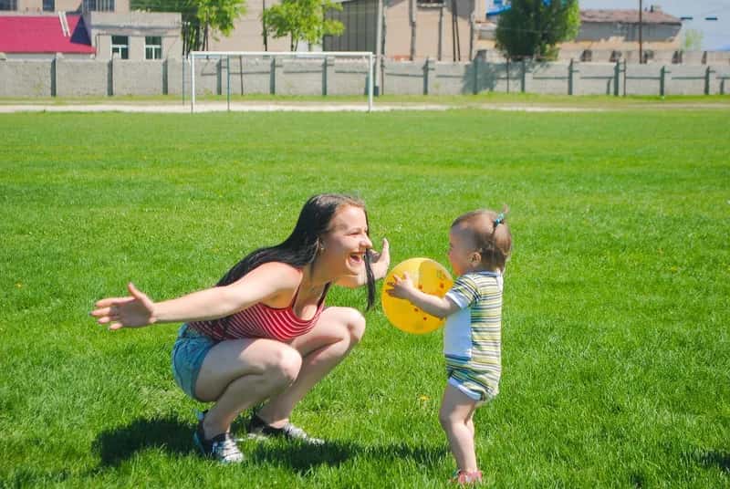 Attività di gioco basate sull’attaccamento: utilizzare il gioco per risolvere le difficoltà emotive e comportamentali del bambino