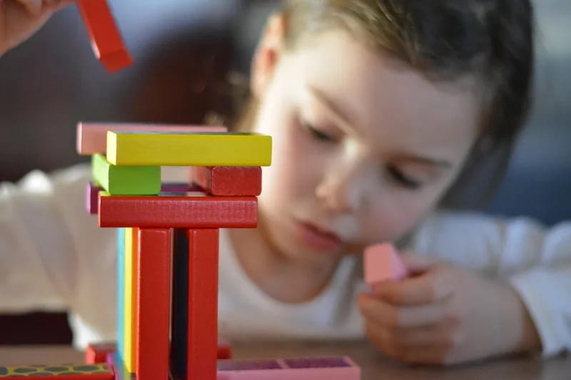 Attività di gioco basate sull’attaccamento: utilizzare il gioco per risolvere le difficoltà emotive e comportamentali del bambino